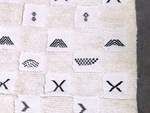 Load image into Gallery viewer, Moroccan rug, 
Beni Ourain rug, 
White wool rug, 
Handmade carpet, 
Berber rug, 
Luxury home decor, 
Plush area rug, 
white beni ourain, 
soft moroccan rug, 
authentic, 
modern moroccan rug, 
warm rug, 
bohemian rug