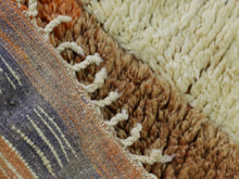 Load image into Gallery viewer, Earthy Moroccan wool carpet with soft, hand-knotted texture


