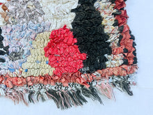 Load image into Gallery viewer, Artisan-crafted Moroccan rug with eco-friendly design.
