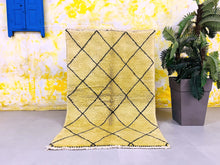 Load image into Gallery viewer, Yellow Diamond  rug 4x6 ft - G5363
