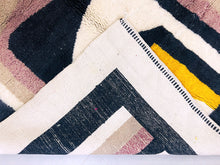 Load image into Gallery viewer, Fluffy Mrirt carpet 6x8 ft - G5528