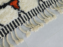 Load image into Gallery viewer, Stylish wool carpet with minimal yet striking designs.

