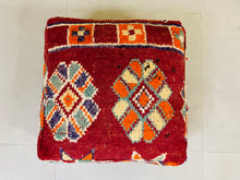 Load image into Gallery viewer, Red Woolen pouf - Q21
