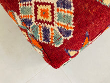 Load image into Gallery viewer, Red Woolen pouf - Q21
