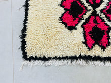 Load image into Gallery viewer, Moroccan ivory rug with bold floral patterns ideal for hallways or living rooms.
