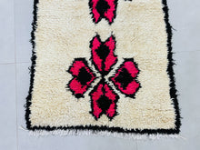 Load image into Gallery viewer, Authentic Moroccan wool rug blending elegance with Moroccan tradition.
