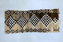 Load image into Gallery viewer, Moroccan 2.7x6.8 ft tribal rug with natural brown and white accents.
