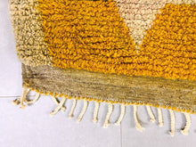 Load image into Gallery viewer, Unique yellow M&#39;rirt beni ourain rug 5x8 ft - G5519
