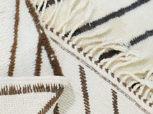 Load image into Gallery viewer, Contemporary Moroccan rug with zigzag black line design

