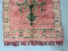 Load image into Gallery viewer, Pink Shag vintage rug - F70
