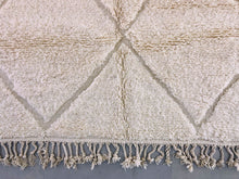 Load image into Gallery viewer, Detailed shot of the fringe on a Beni Ourain rug, emphasizing the craftsmanship and texture.
