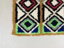 Load image into Gallery viewer, Boucherouite Rug,  vintage rug,  Berber Rug Vintage,  Morocco Rug,  Berber area rug,  Abstract rug,  Boho rug,  Unique rug,  Moroccan Rugs,  Antique rug,  Handmade rug,  runner rug, Authentic rug
