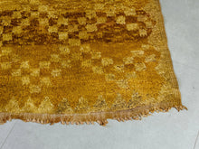 Load image into Gallery viewer, Vintage rug 6x10 - G4251
