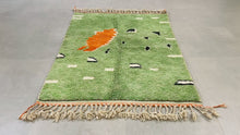 Load and play video in Gallery viewer, Unique Moroccan wool rug 4.7 FT x 6.5 FT- Handmade Beni Ourain Style, Area Rug 4x6, berber rug,Authentic beni ouarain Rug, tapis marocain
