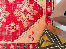 Load image into Gallery viewer, Vintage Moroccan rug 5x9 - G2339