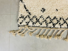 Load image into Gallery viewer, Elegant edge detail of a Beni Ourain rug, handwoven with pure wool, a luxurious gift for her.
